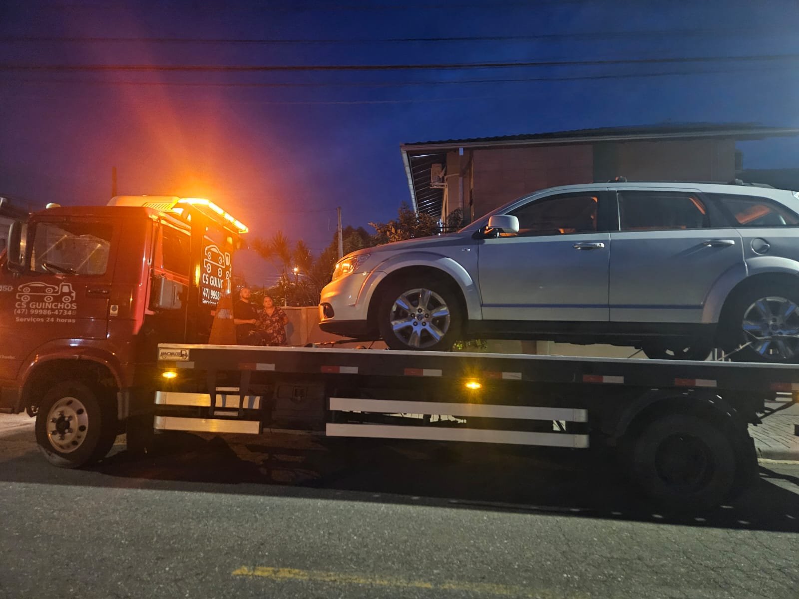 Guincho da CS Guinchos rebocando um SUV durante a noite em Balneário Camboriú