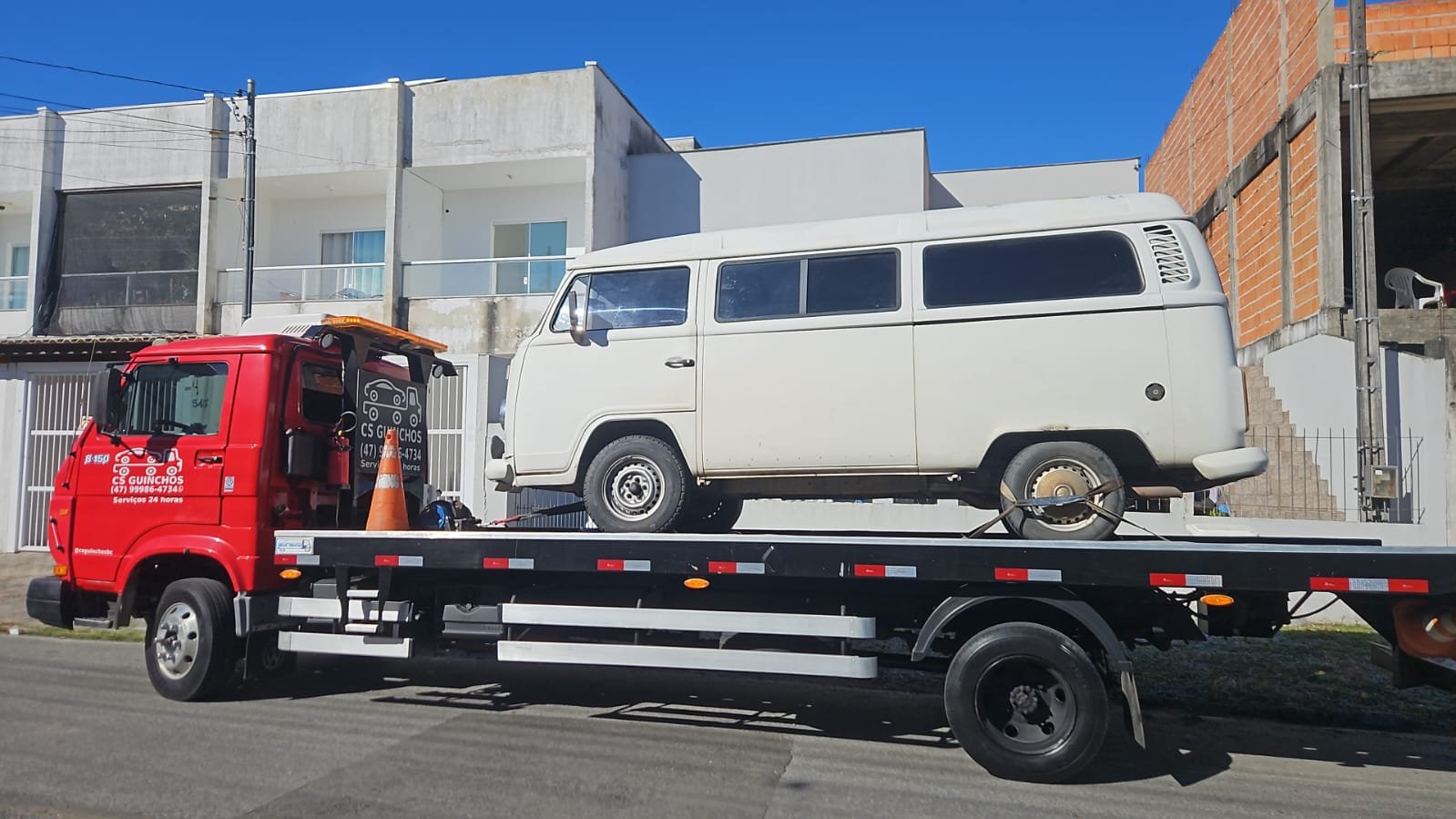 Guincho da CS Guinchos transportando uma VW Kombi sobre a plataforma