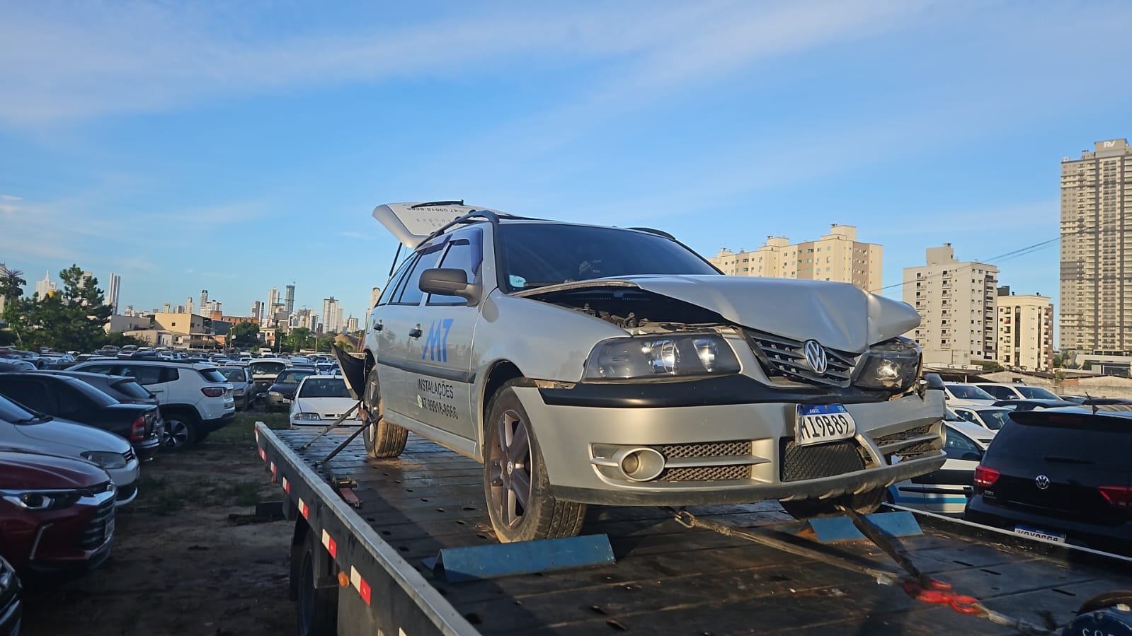 Caminhão plataforma da CS Guinchos rebocando um veículo em Balneário Camboriú e região