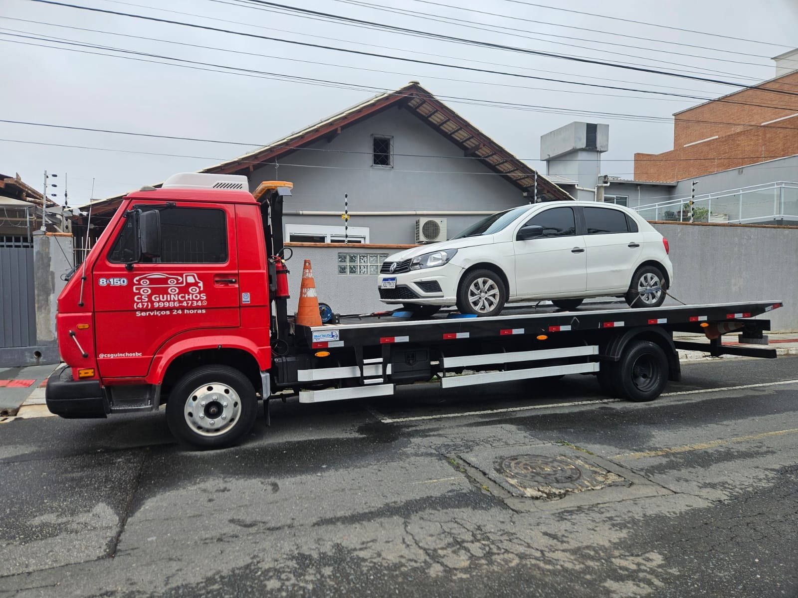 Caminhão plataforma da CS Guinchos rebocando um veículo em Balneário Camboriú e região