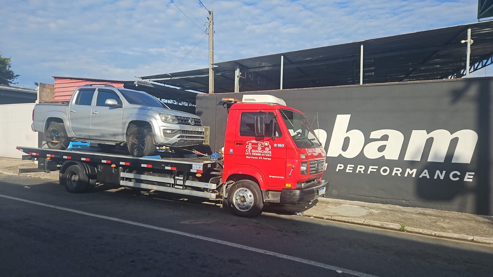 Caminhão plataforma da CS Guinchos rebocando um veículo em Balneário Camboriú e região